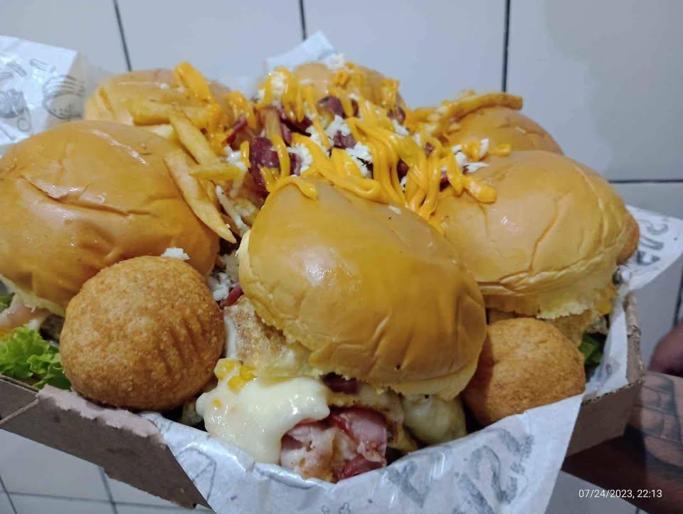 Combo  de lanche na caixa porção e salgados